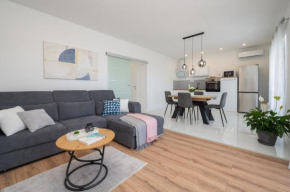 Apartment Gracin - Brand new with terrace and seaview